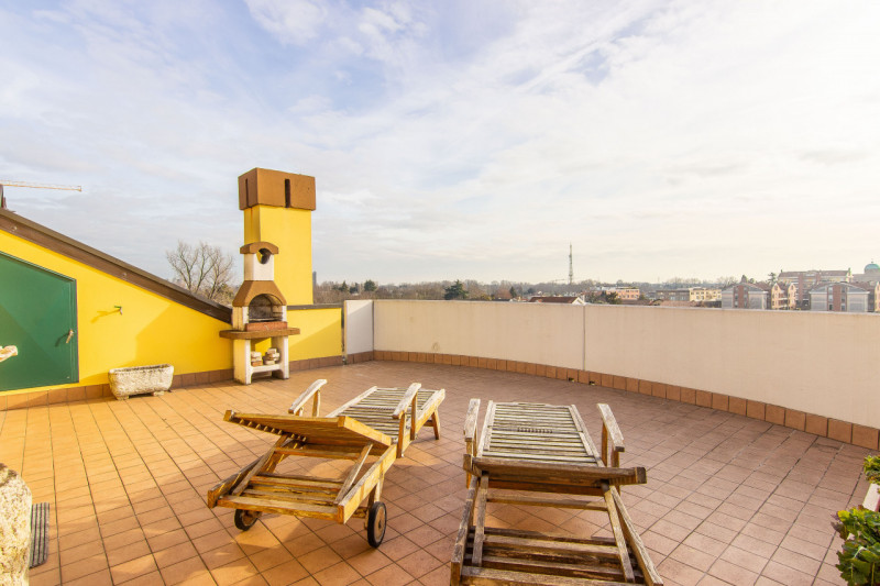 In via A. Dal Pozzo, proponiamo appartamento recente ristrutturato, inserito in contesto verdeggi...