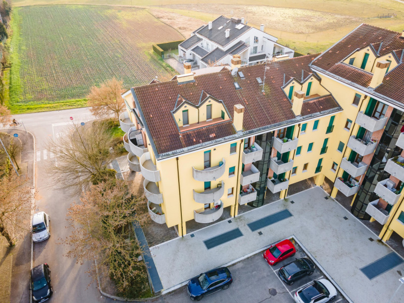 In via A. Dal Pozzo, proponiamo appartamento recente ristrutturato, inserito in contesto verdeggi...