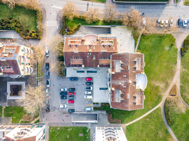 In via A. Dal Pozzo, proponiamo appartamento recente ristrutturato, inserito in contesto verdeggi...
