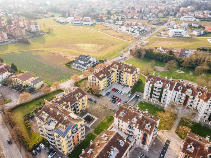 In via A. Dal Pozzo, proponiamo appartamento recente ristrutturato, inserito in contesto verdeggi...