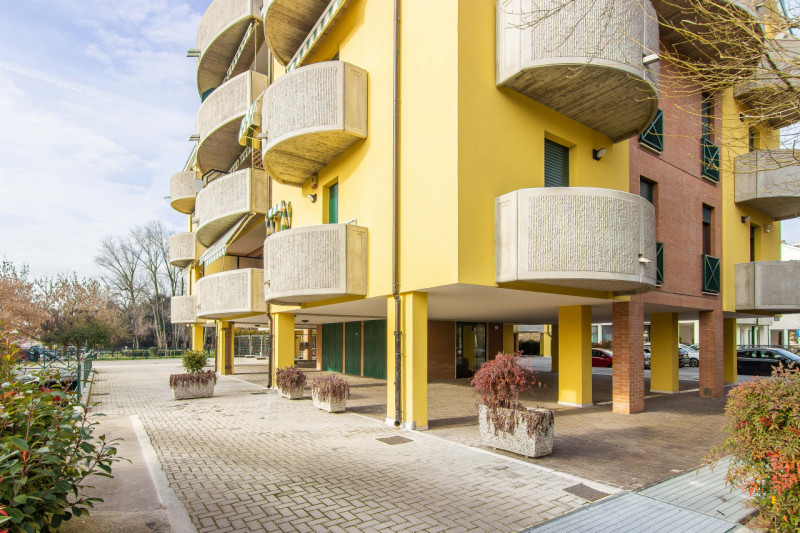 In via A. Dal Pozzo, proponiamo appartamento recente ristrutturato, inserito in contesto verdeggi...