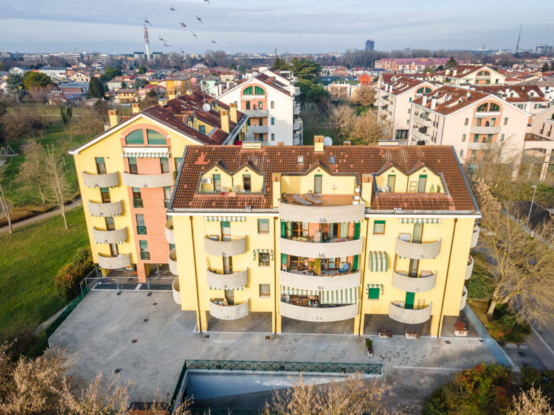 In via A. Dal Pozzo, proponiamo appartamento recente ristrutturato, inserito in contesto verdeggi...