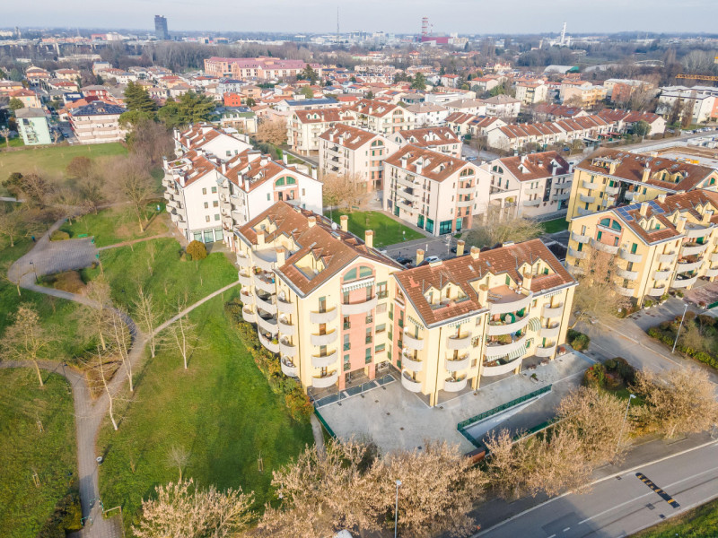 In via A. Dal Pozzo, proponiamo appartamento recente ristrutturato, inserito in contesto verdeggi...