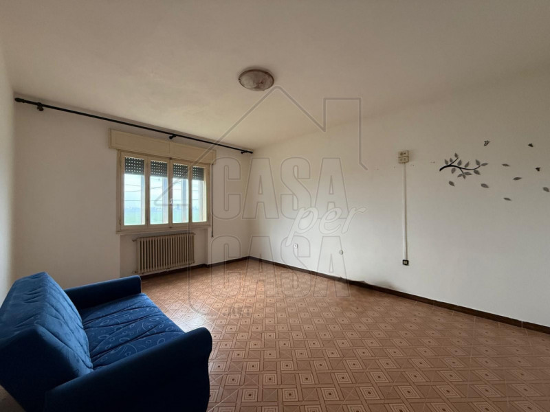 Proponiamo in vendita casa singola su due livelli da ristrutturare situata nelle vicinanze del ce...