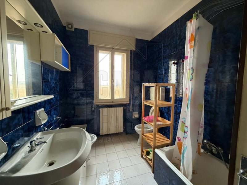 Proponiamo in vendita casa singola su due livelli da ristrutturare situata nelle vicinanze del ce...