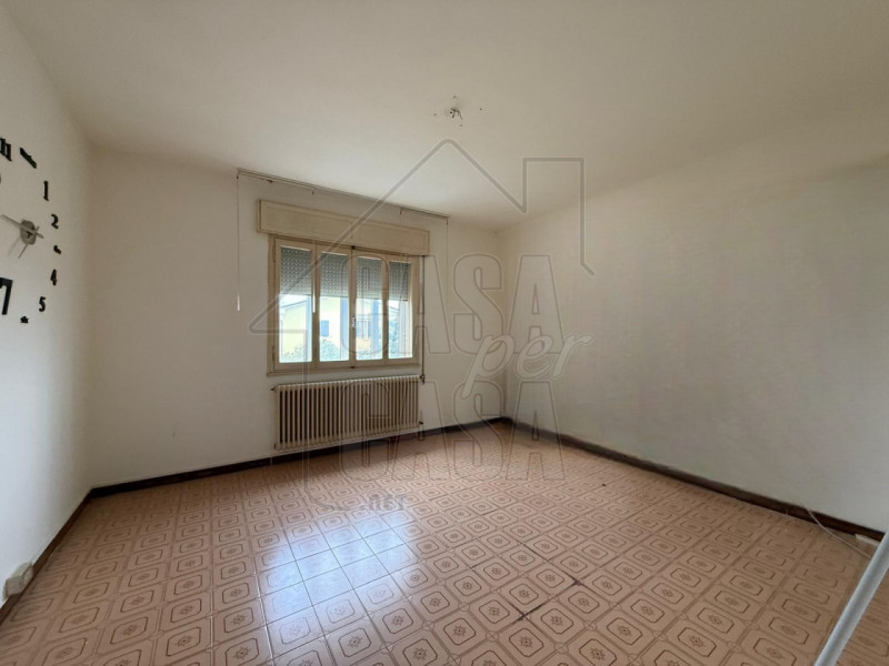 Proponiamo in vendita casa singola su due livelli da ristrutturare situata nelle vicinanze del ce...