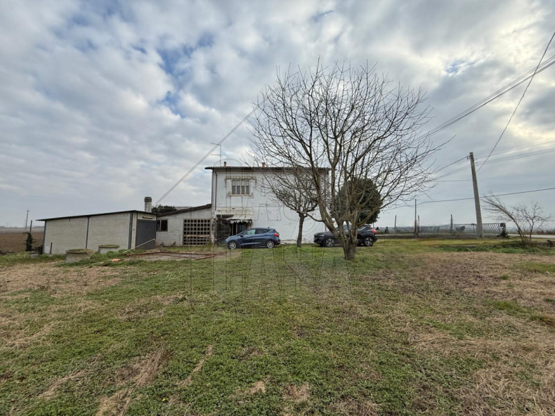 Proponiamo in vendita casa singola su due livelli da ristrutturare situata nelle vicinanze del ce...