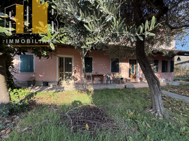 Proponiamo in vendita casa cielo terra accostata su due livelli con scoperto privato e ampio gara...