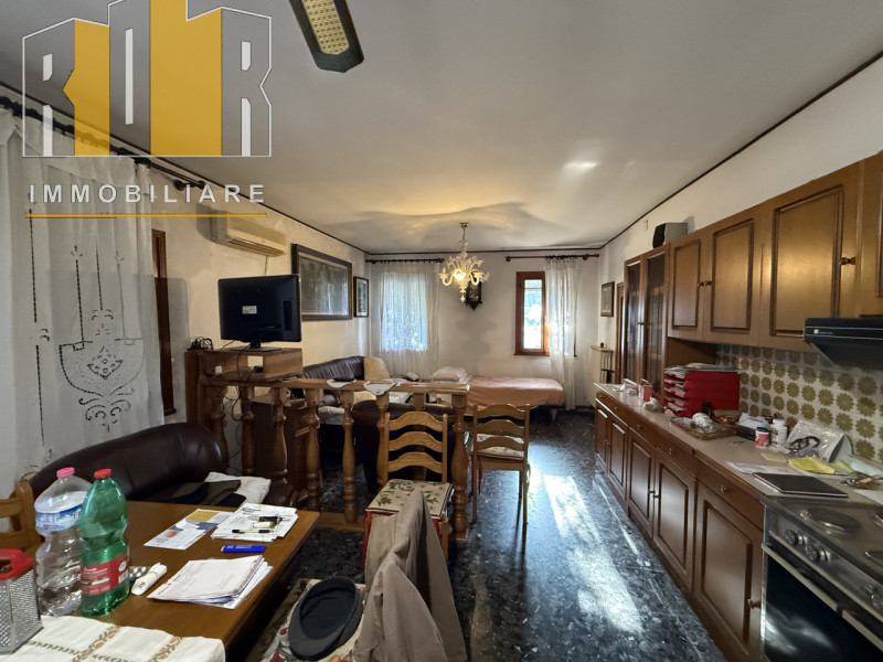 Proponiamo in vendita casa cielo terra accostata su due livelli con scoperto privato e ampio gara...