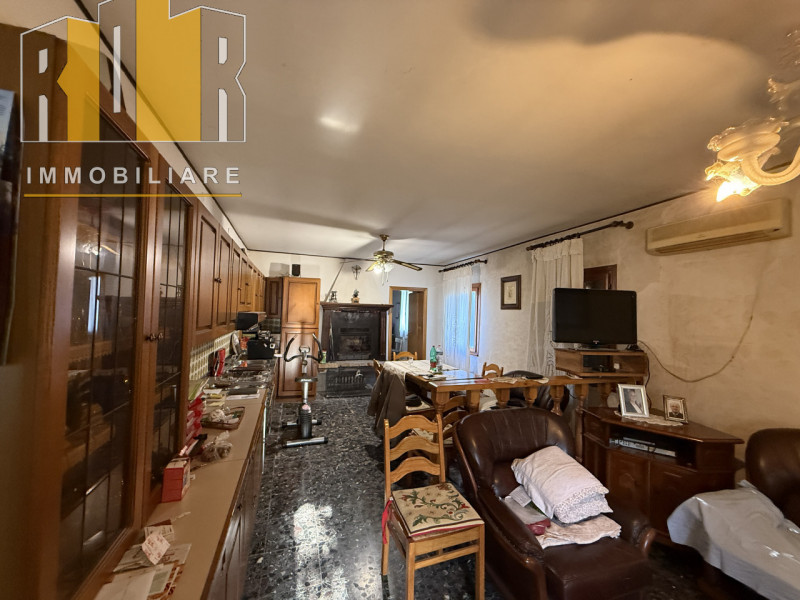 Proponiamo in vendita casa cielo terra accostata su due livelli con scoperto privato e ampio gara...