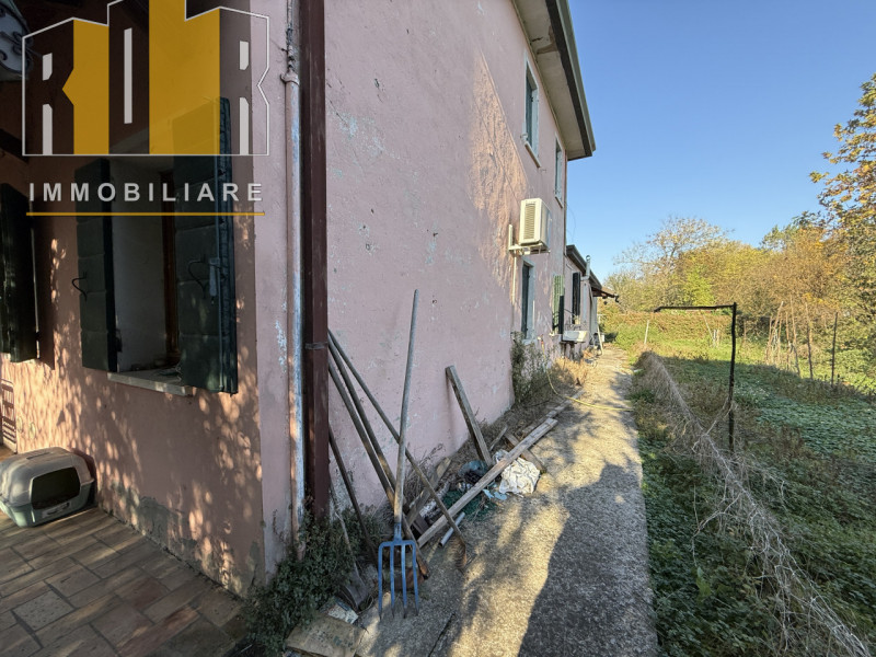 Proponiamo in vendita casa cielo terra accostata su due livelli con scoperto privato e ampio gara...