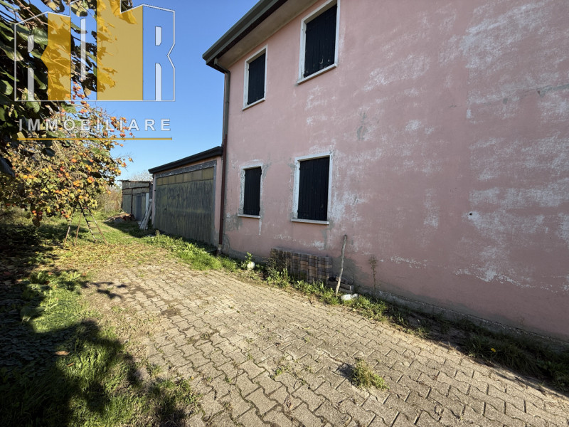 Proponiamo in vendita casa cielo terra accostata su due livelli con scoperto privato e ampio gara...