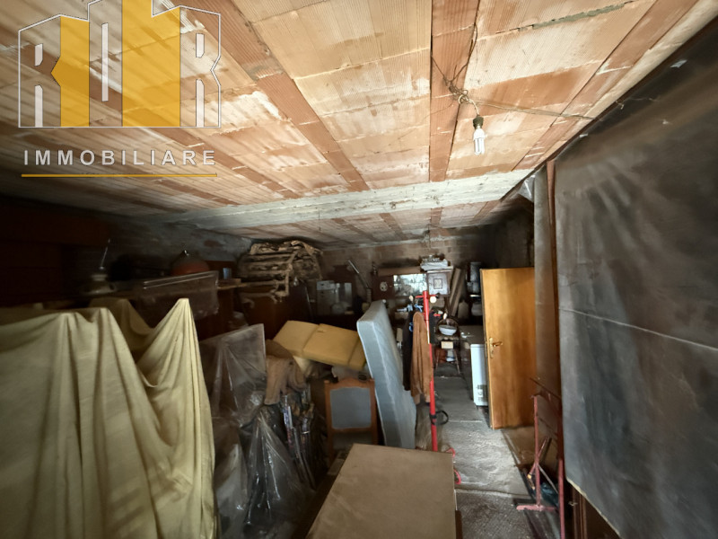 Proponiamo in vendita casa cielo terra accostata su due livelli con scoperto privato e ampio gara...