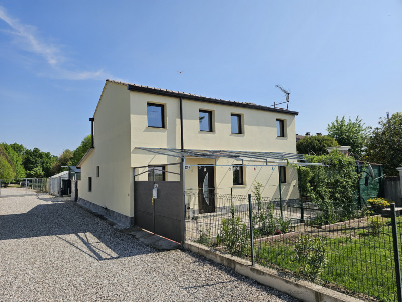 Proponiamo in vendita a Merlara, abitazione singola recentemente ristrutturata, con giardino escl...