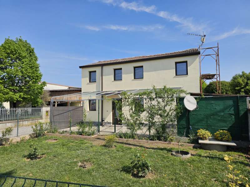 Proponiamo in vendita a Merlara, abitazione singola recentemente ristrutturata, con giardino escl...