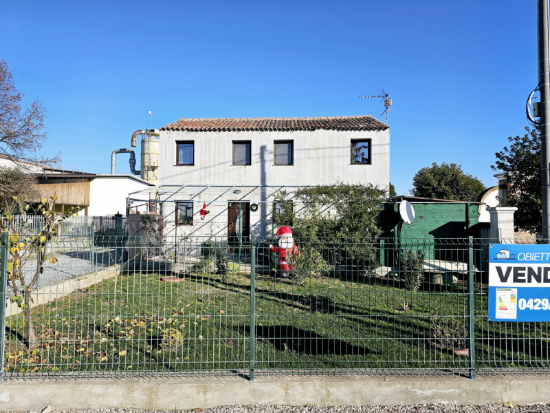 Proponiamo in vendita a Merlara, abitazione singola recentemente ristrutturata, con giardino escl...