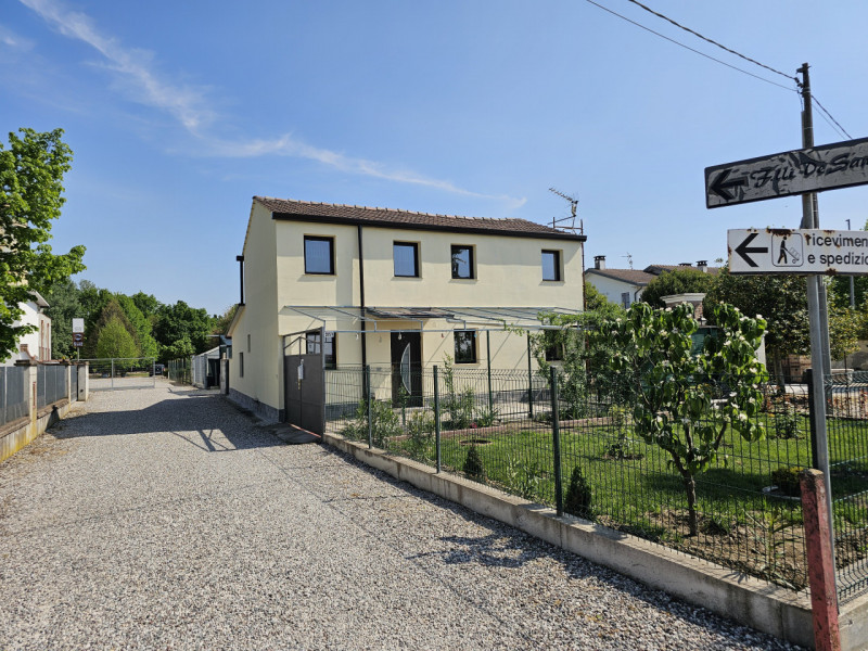 Proponiamo in vendita a Merlara, abitazione singola recentemente ristrutturata, con giardino escl...