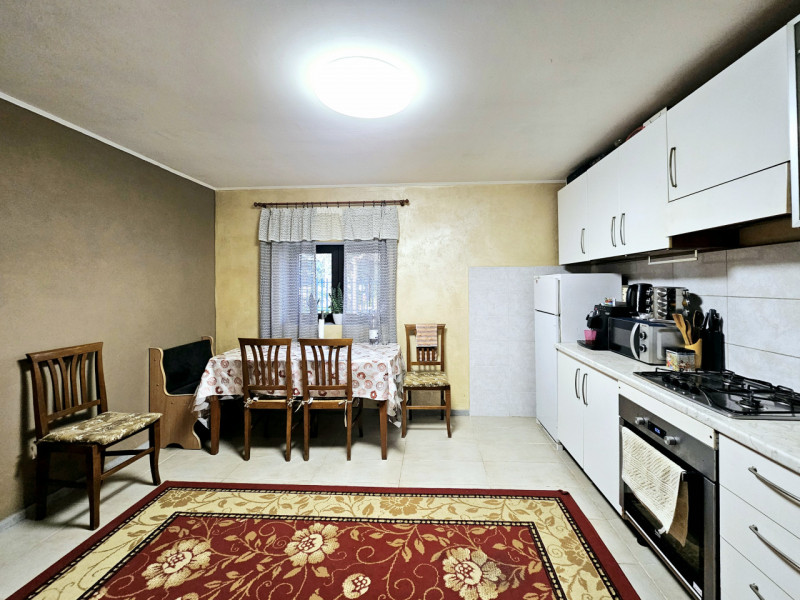 Proponiamo in vendita a Merlara, abitazione singola recentemente ristrutturata, con giardino escl...