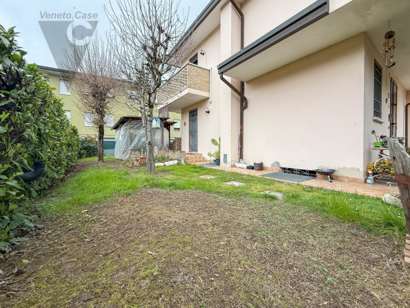 PERAROLO - BIFAMILIARE INTERA
In tranquillo quartiere residenziale, comodo ai principali collegam...