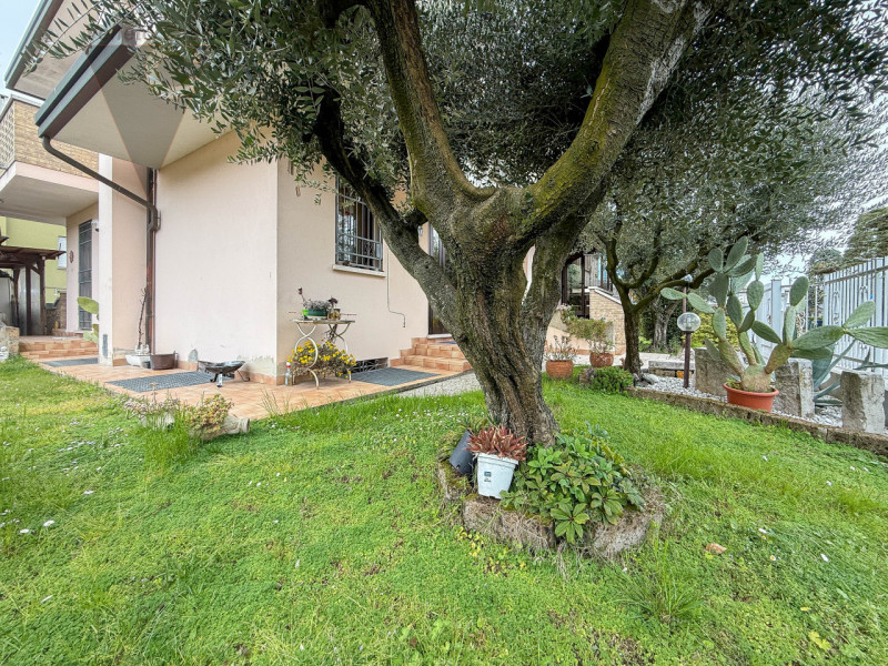 PERAROLO - BIFAMILIARE INTERA
In tranquillo quartiere residenziale, comodo ai principali collegam...