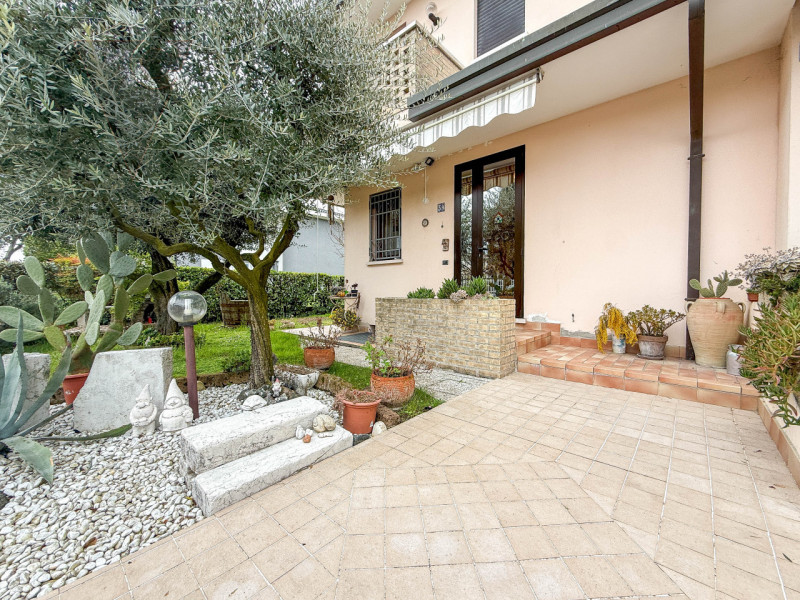 PERAROLO - BIFAMILIARE INTERA
In tranquillo quartiere residenziale, comodo ai principali collegam...