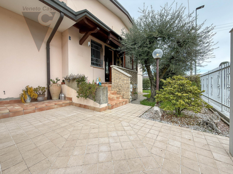 PERAROLO - BIFAMILIARE INTERA
In tranquillo quartiere residenziale, comodo ai principali collegam...