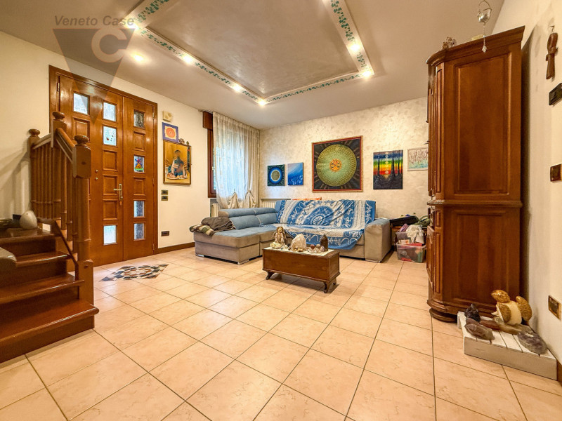 PERAROLO - BIFAMILIARE INTERA
In tranquillo quartiere residenziale, comodo ai principali collegam...