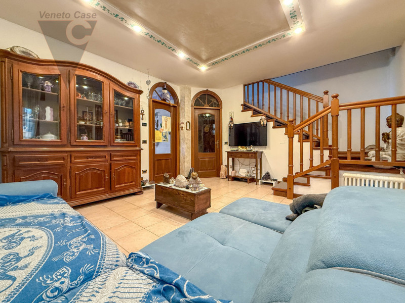 PERAROLO - BIFAMILIARE INTERA
In tranquillo quartiere residenziale, comodo ai principali collegam...