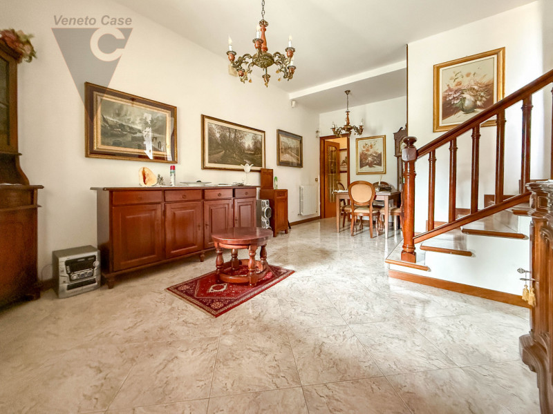 PERAROLO - BIFAMILIARE INTERA
In tranquillo quartiere residenziale, comodo ai principali collegam...