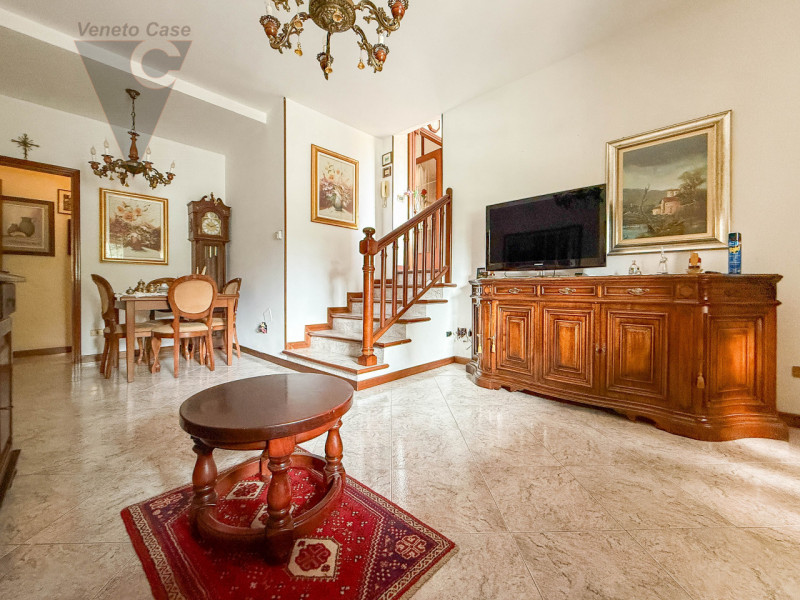 PERAROLO - BIFAMILIARE INTERA
In tranquillo quartiere residenziale, comodo ai principali collegam...