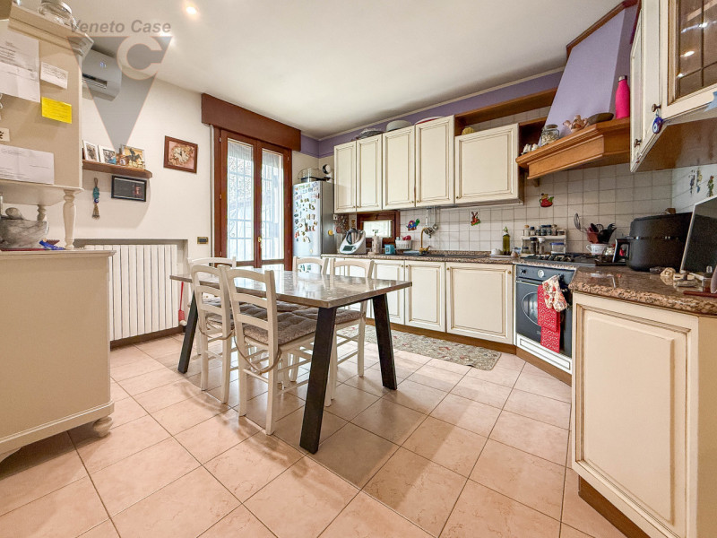 PERAROLO - BIFAMILIARE INTERA
In tranquillo quartiere residenziale, comodo ai principali collegam...