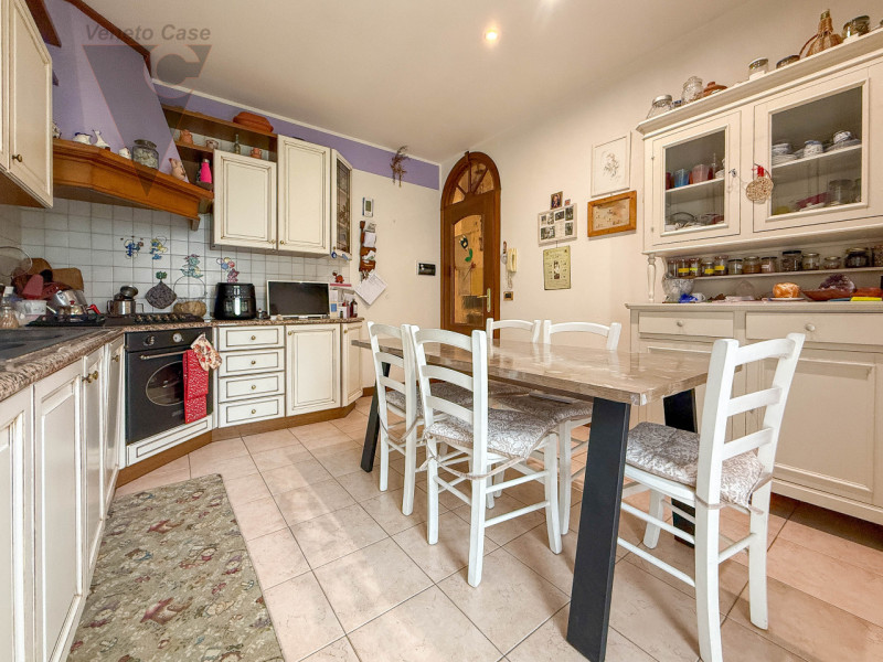 PERAROLO - BIFAMILIARE INTERA
In tranquillo quartiere residenziale, comodo ai principali collegam...