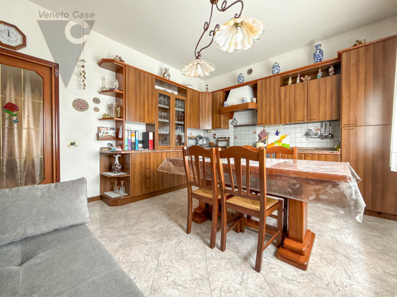 PERAROLO - BIFAMILIARE INTERA
In tranquillo quartiere residenziale, comodo ai principali collegam...