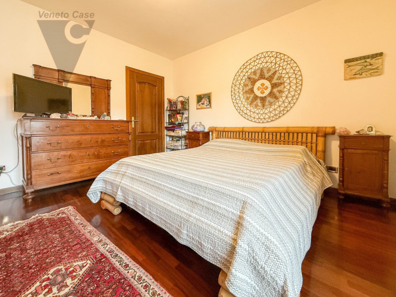 PERAROLO - BIFAMILIARE INTERA
In tranquillo quartiere residenziale, comodo ai principali collegam...