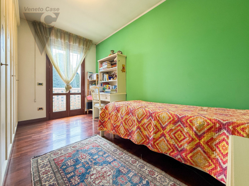 PERAROLO - BIFAMILIARE INTERA
In tranquillo quartiere residenziale, comodo ai principali collegam...