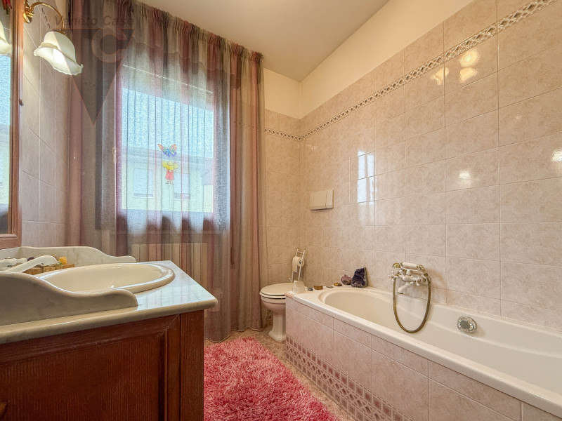 PERAROLO - BIFAMILIARE INTERA
In tranquillo quartiere residenziale, comodo ai principali collegam...