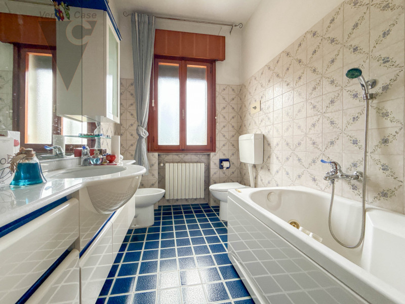 PERAROLO - BIFAMILIARE INTERA
In tranquillo quartiere residenziale, comodo ai principali collegam...