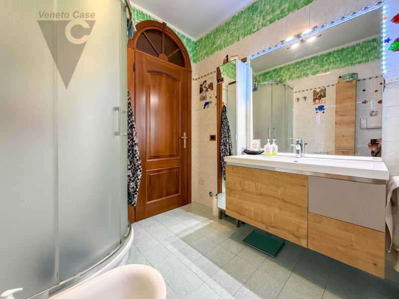 PERAROLO - BIFAMILIARE INTERA
In tranquillo quartiere residenziale, comodo ai principali collegam...