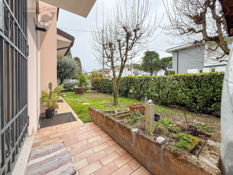 PERAROLO - BIFAMILIARE INTERA
In tranquillo quartiere residenziale, comodo ai principali collegam...