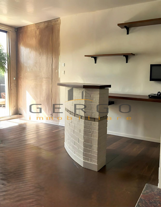 (Per INFO Cristina 3389226442) A Padova, in zona Santa Sofia, proponiamo in affitto un negozio ad...