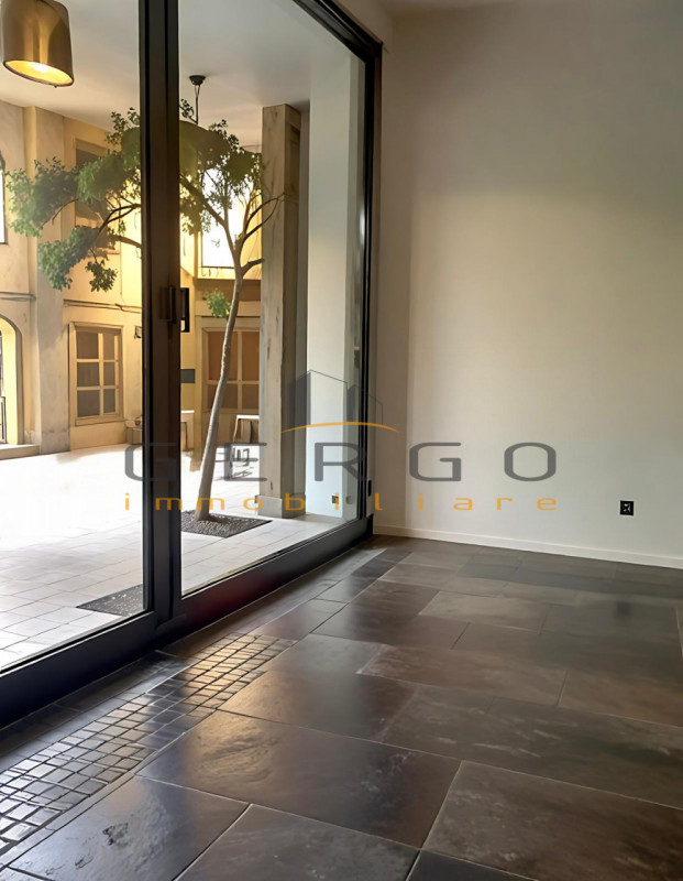 (Per INFO Cristina 3389226442) A Padova, in zona Santa Sofia, proponiamo in affitto negozio ad an...