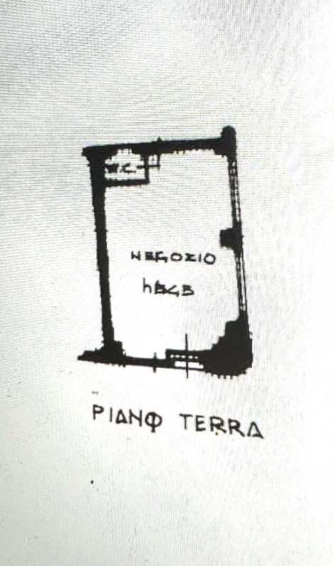 (Per INFO Cristina 3389226442) A Padova, in zona Santa Sofia, proponiamo in affitto negozio ad an...