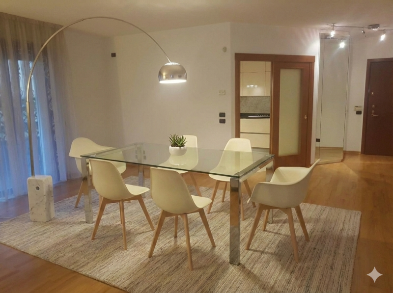 In una delle zone più richieste della città, proponiamo un ampio tricamere di circa 120 mq commer...