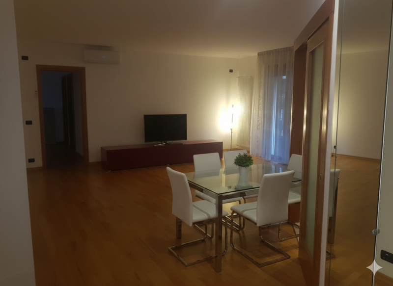 In una delle zone più richieste della città, proponiamo un ampio tricamere di circa 120 mq commer...