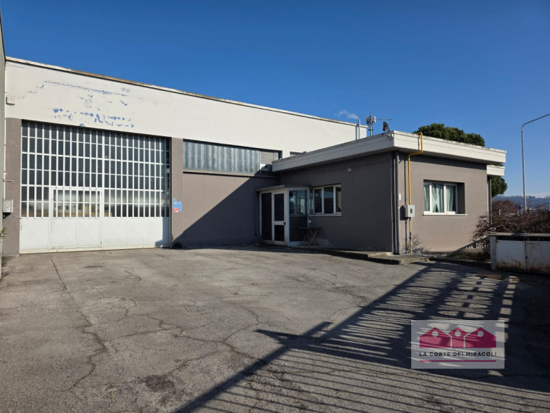 VICENZA OVEST: IN ZONA INDUSTRIALE CAPANNONI CON UFFICI, MAGAZZINI E ABITAZIONE, AREA ESTERNA E P...