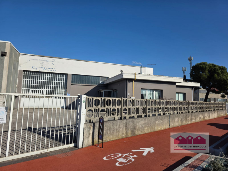 VICENZA OVEST: IN ZONA INDUSTRIALE CAPANNONI CON UFFICI, MAGAZZINI E ABITAZIONE, AREA ESTERNA E P...