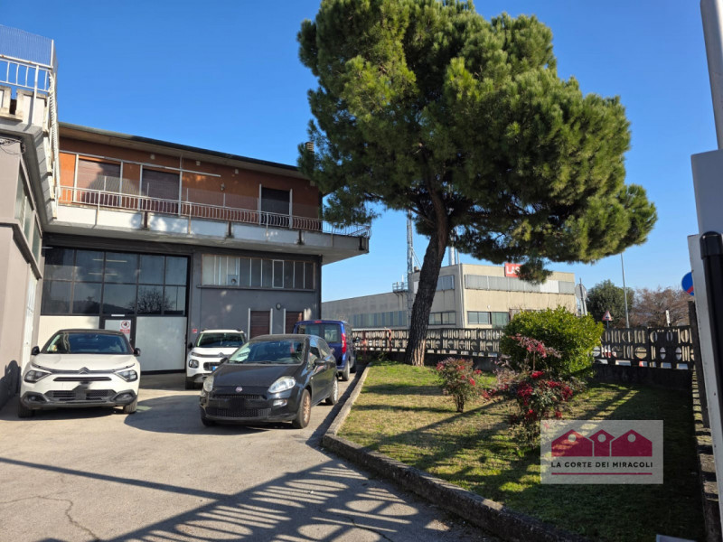 VICENZA OVEST: IN ZONA INDUSTRIALE CAPANNONI CON UFFICI, MAGAZZINI E ABITAZIONE, AREA ESTERNA E P...