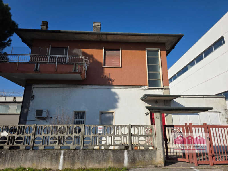 VICENZA OVEST: IN ZONA INDUSTRIALE CAPANNONI CON UFFICI, MAGAZZINI E ABITAZIONE, AREA ESTERNA E P...