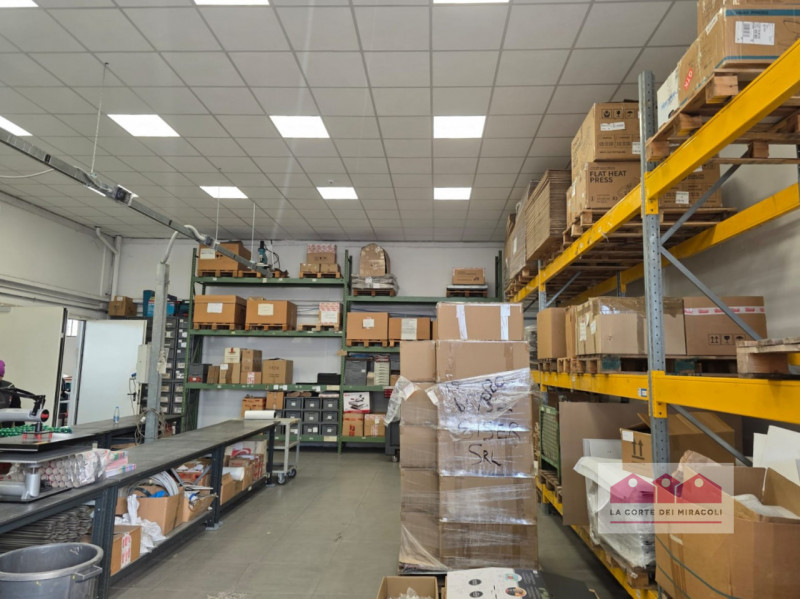 VICENZA OVEST: IN ZONA INDUSTRIALE CAPANNONI CON UFFICI, MAGAZZINI E ABITAZIONE, AREA ESTERNA E P...