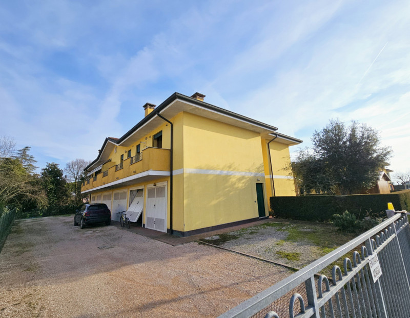 A Ospedaletto Euganeo, proponiamo in vendita appartamento bilocale con ingresso indipendente, pos...